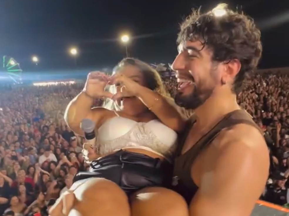 Cantor Nattan paga R$ 1 mil para homem beijar mulher com nanismo em show — Foto: Reprodução/Instagram