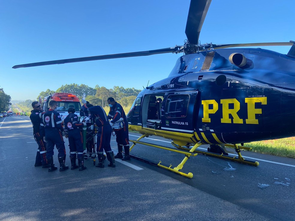 Ciclista resgatado pelo helicóptero da PRF. — Foto: Divulgação/PRF