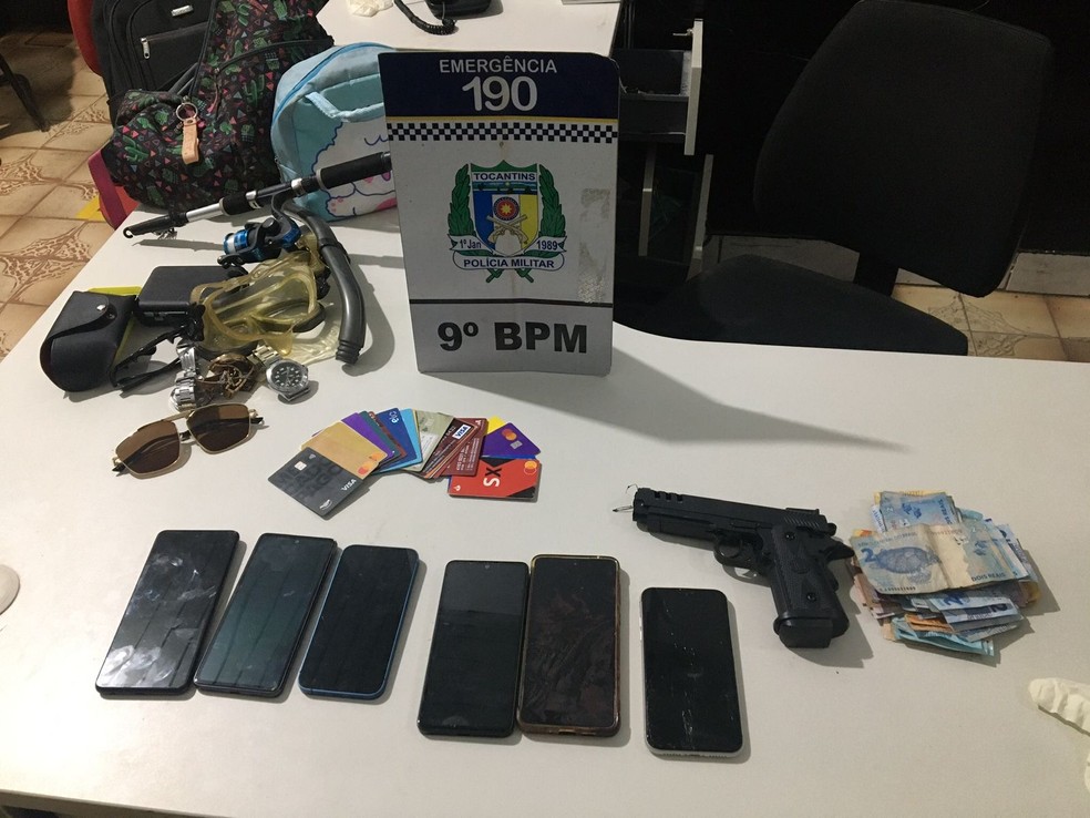 Celulares, cartões e arma falsa apreendidos com suspeito preso — Foto: PM/Divulgação