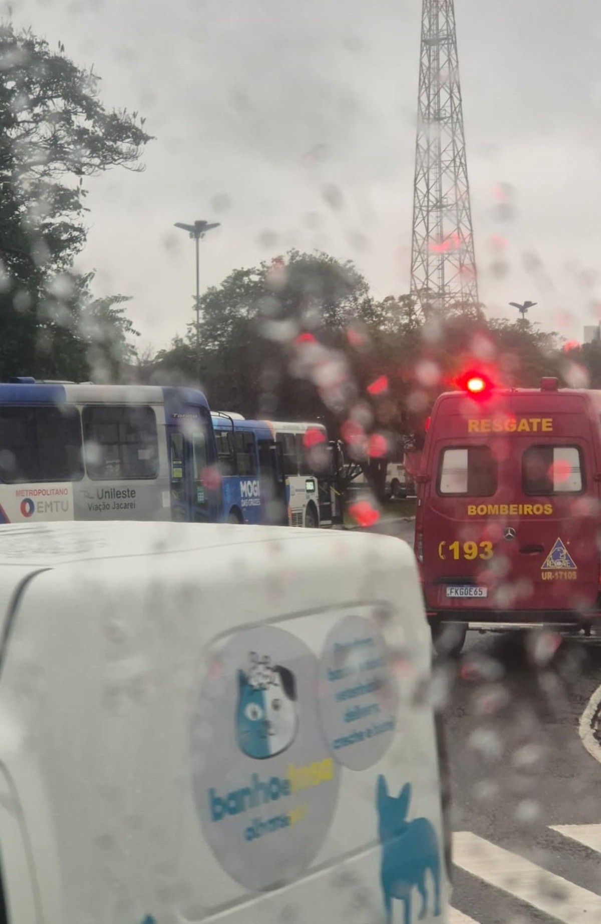 Ônibus bate em outro ônibus, atinge carro e interdita avenida em Mogi das Cruzes