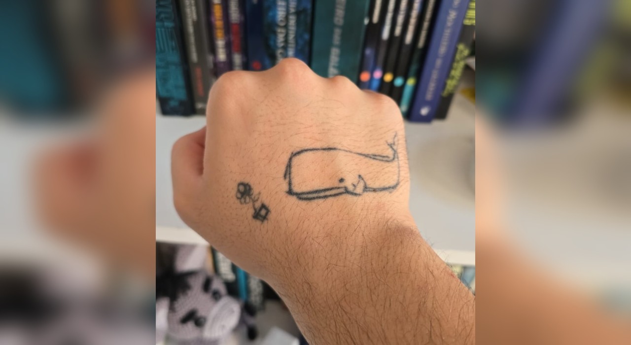 Dia da toalha? Escritor com tatuagens inspiradas em obra de Douglas Adams explica data que celebra o orgulho nerd 