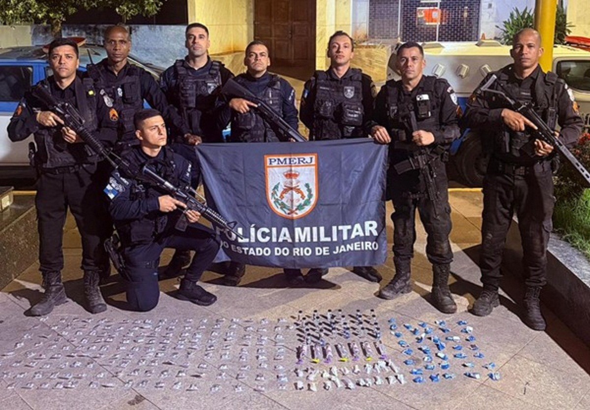 Polícia apreende droga escondida em terreno baldio em Santo Antônio de Pádua