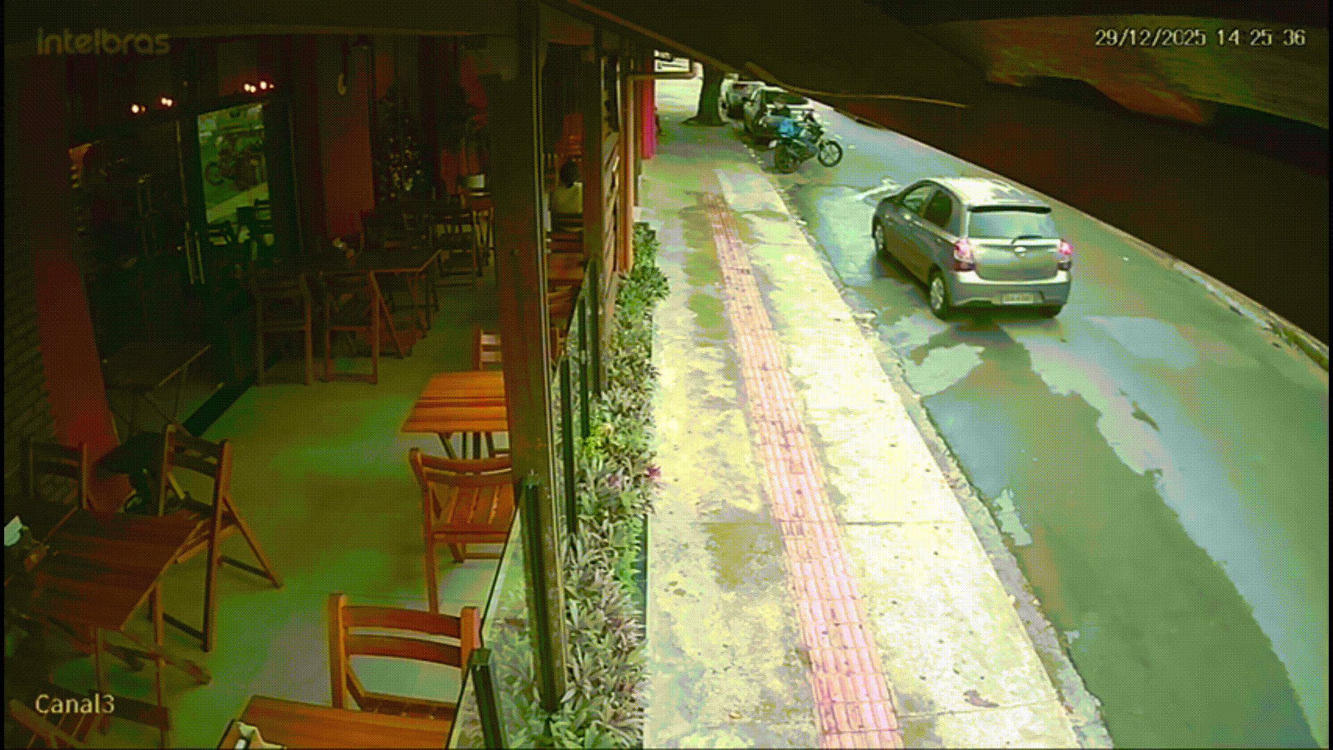 VÍDEO: entregadora escapa por um triz de atropelamento por carro desgovernado em BH