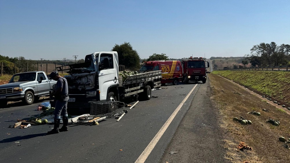 Valentim Gentil-SP: Passageiro morre em acidente entre dois caminhões na SP 320