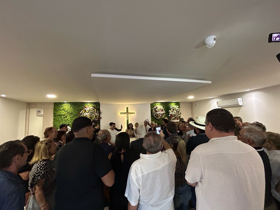 Velório de Antônio Barros conta com homenagens de familiares, amigos e fãs — Foto: Deyse Ponciano/TV Cabo Branco