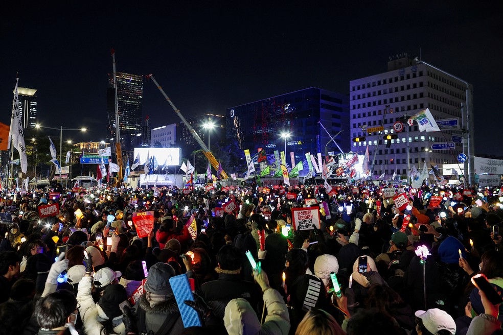 Manifestantes pedem o impeachment do presidente sul-coreano — Foto: Kim Hong-ji/Reuters