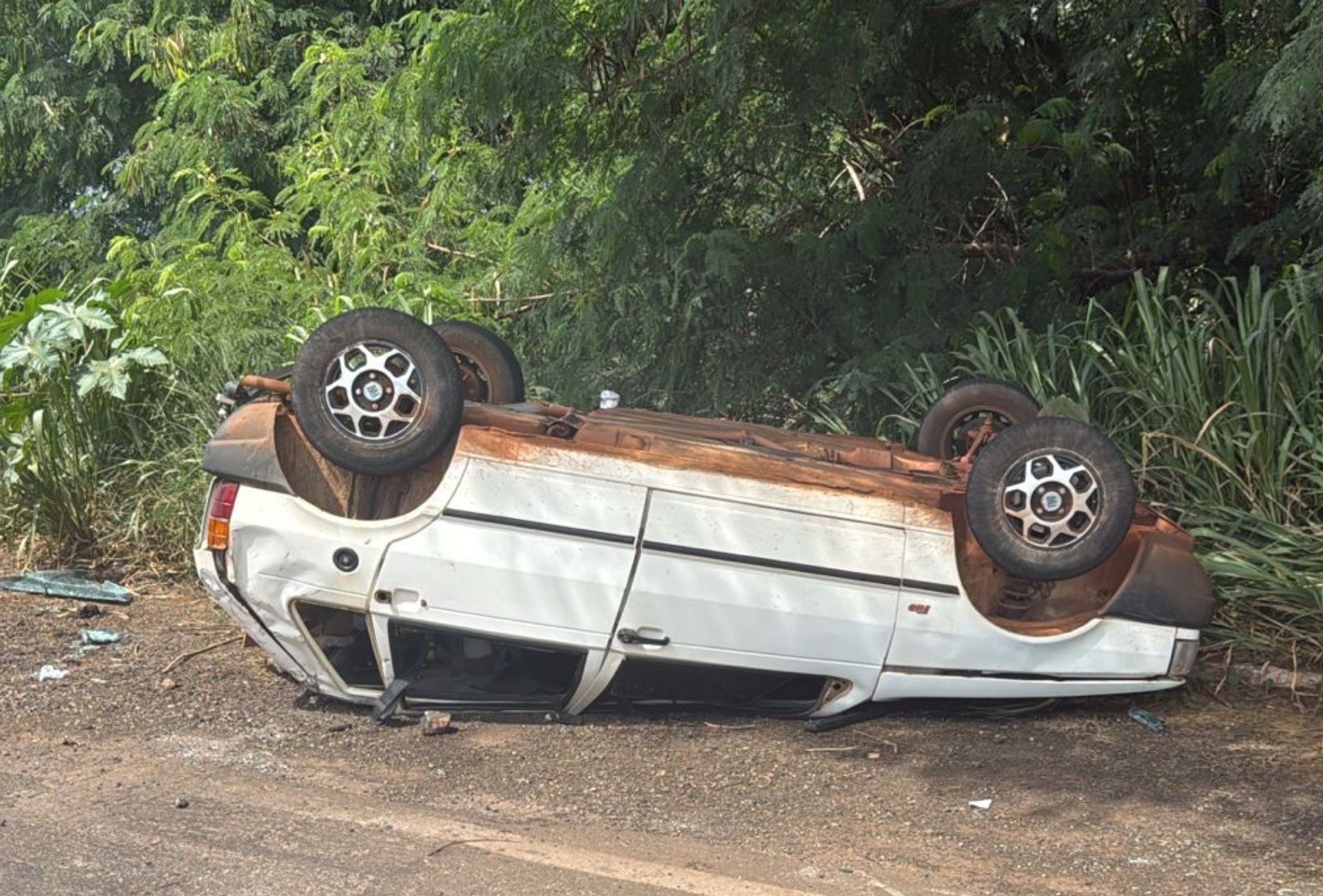 Carro capota três vezes após desviar de buraco e idosa morre em rodovia