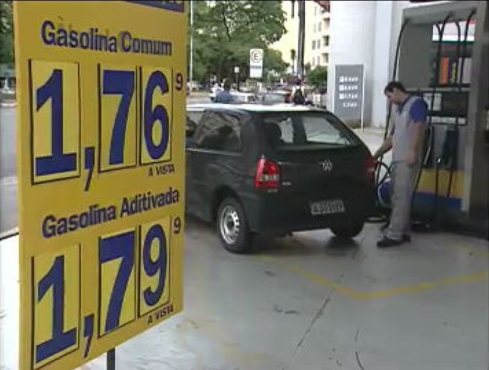Reportagem de janeiro de 2002 mostra o aumento nos preços da gaslina no país — Foto: Acervo/TV Globo
