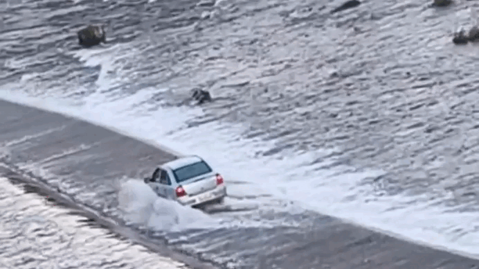 VÍDEO mostra carro atravessando barragem coberta por água na Serra do RS; veja