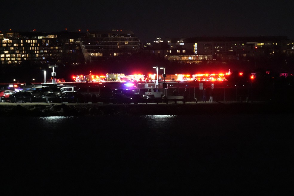 Colisão entre jato comercial e helicóptero mobiliza socorristas em Washington, D.C., em 29 de janeiro de 2025 — Foto: AP Photo/Alex Brandon