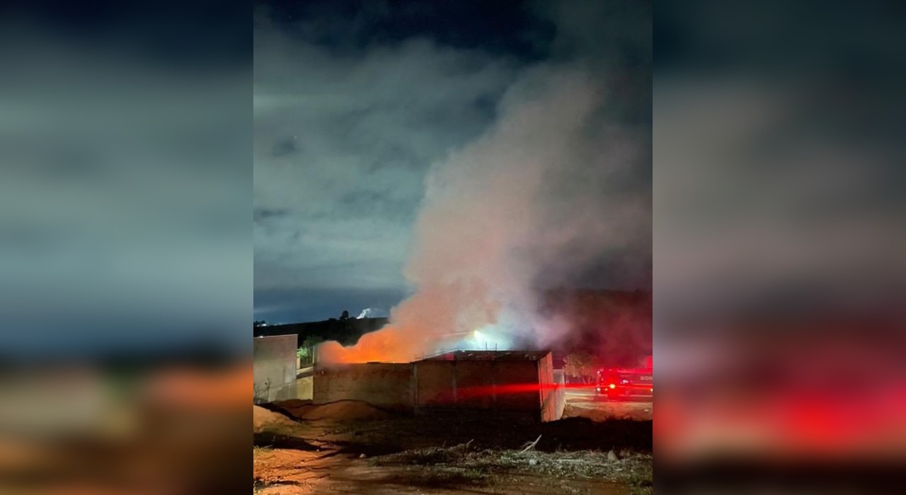 Incêndio destrói cômodos de residência e mobiliza bombeiros em Itapetininga