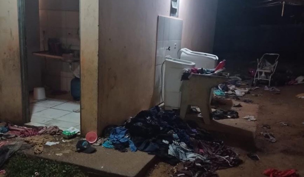 Guarda também relatou que a casa tinha roupas e lixo espalhados pelos cômodos. — Foto: Guarda Civil Municipal de Ponta Grossa
