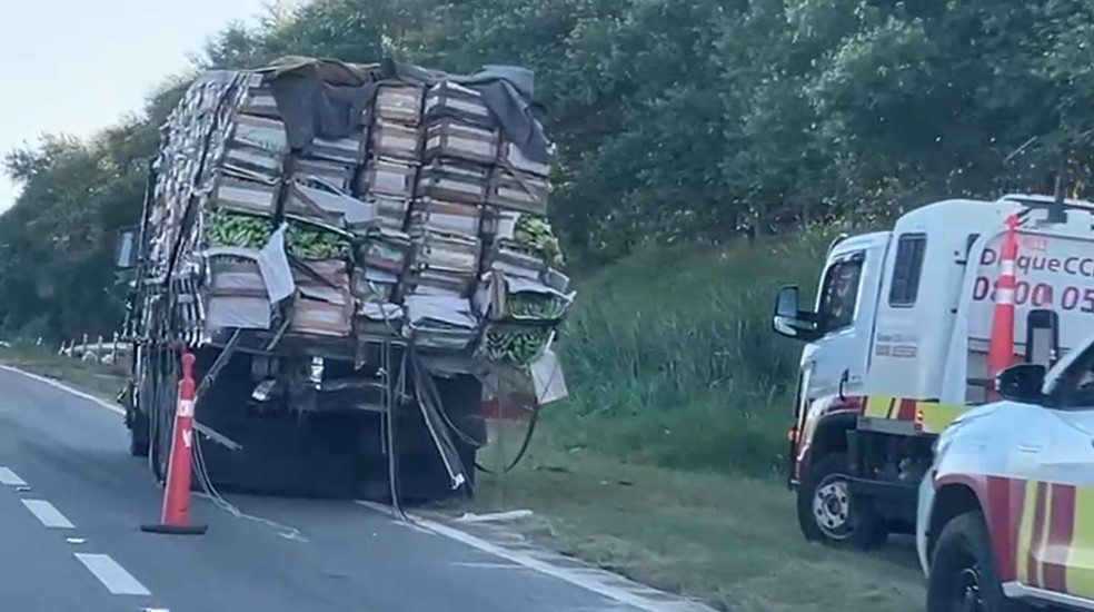 Caminhão com carga de bananas envolvido em acidente na Rodovia Anhanguera (SP-330) em Limeira (SP) — Foto: Reprodução/EPTV