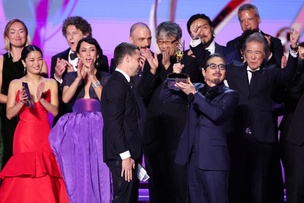 Equipe e elenco de 'Xógum' recebem o Emmy 2024 de melhor série de drama — Foto: Mario Anzuoni/Reuters