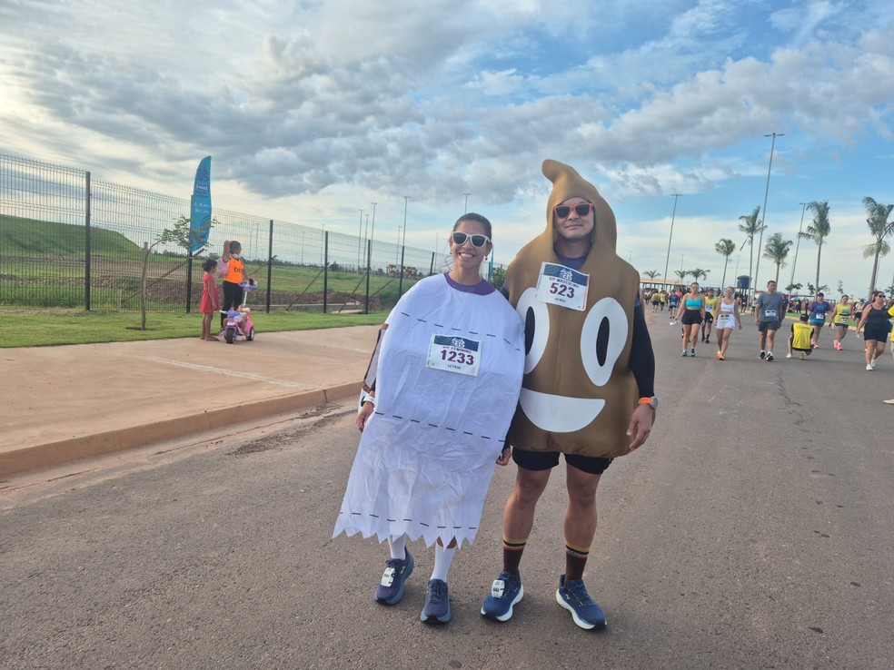 Melhor fantasiado concorre ao tradicional “Troféu Abacaxi”, escolhido por voto popular, o que torna a criatividade e a ousadia ainda mais importantes — Foto: Amábile Monteiro/g1