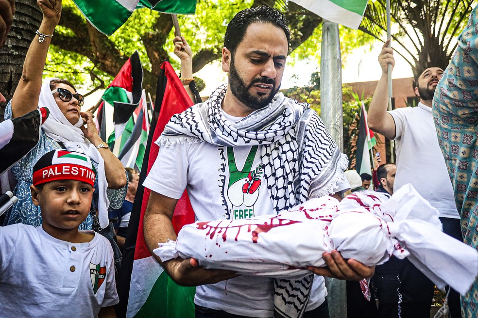 Manifestantes fazem ato pró-Palestina na Av. Paulista, na tarde deste domingo (22) — Foto: GABRIEL SILVA/ATO PRESS/ESTADÃO CONTEÚDO