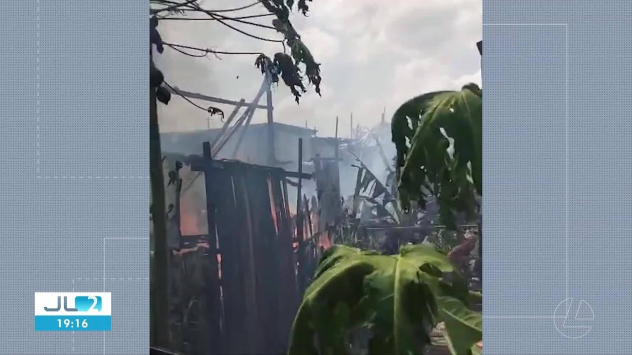 Incêndio destrói casas e mata cachorro no bairro do Barreiro, em Belém
