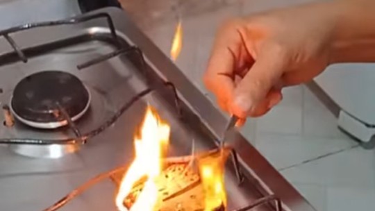 É #FAKE que fogo em biscoito cream cracker seja causado por suposto ingrediente 'sintético' - Em vídeo viral, mulher acende bolacha no fogão e sugere que chama se mantém porque produto é sintético. Ao Fato ou Fake, professor do Centro de Pesquisa em Alimentos da USP explica que farinha de trigo (principal componente do cream cracker) é, sim, combustível.
