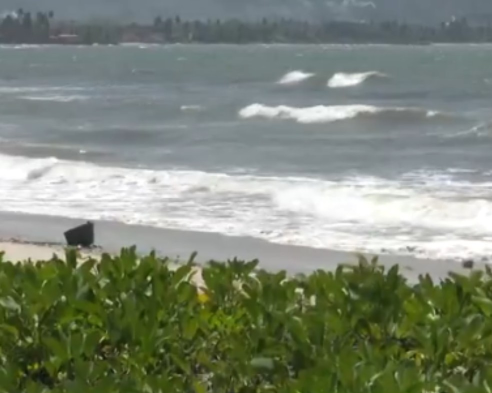 Casal morre afogado em praia de Ilhéus no sul da Bahia — Foto: TV Santa Cruz
