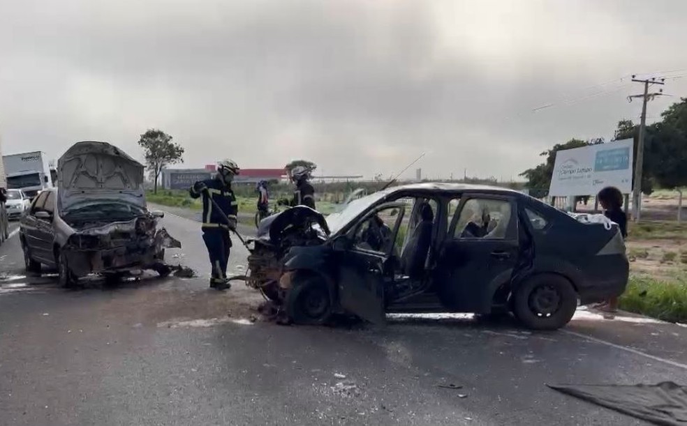 Motorista morre e outras três pessoas ficam feridas após batida entre dois carros em Barreiras