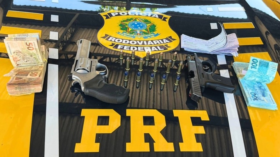 Os agentes revistaram o veículo e encontraram, no porta-luvas, armas e munições. — Foto: Divulgação/PRF