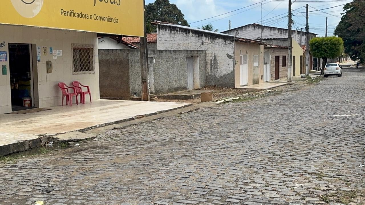 Mulher é esfaqueada e sofre tijoladas do companheiro em Natal; suspeito foi preso