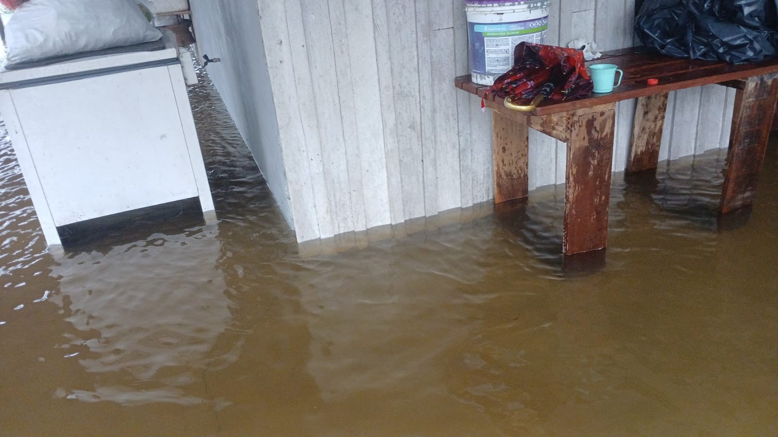Rio transborda em Tartarugalzinho e provoca alagamentos; famílias ficam desalojadas