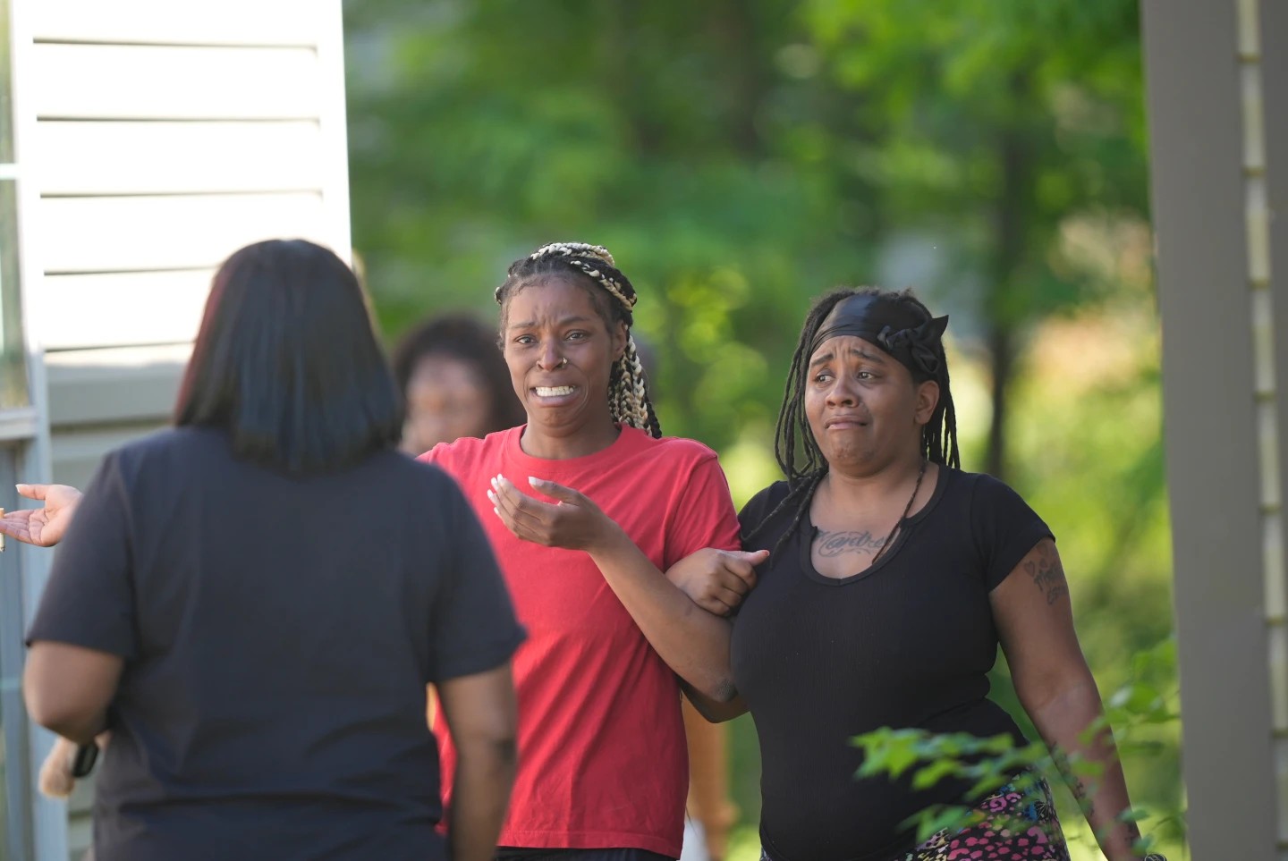 Pai que matou 7 filhos e outra criança nos EUA estava se divorciando e também atirou na esposa, diz imprensa americana