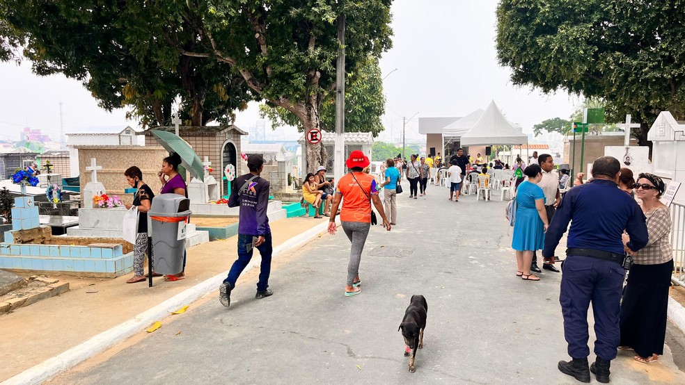 Movimentação intensa no Cemitério Santa Helena. — Foto: Gato Júnior/Rede Amazônica
