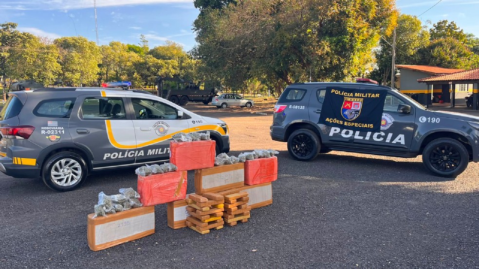 1 de 2
Um homem foi preso por tr&aacute;fico de drogas durante uma opera&ccedil;&atilde;o da Pol&iacute;cia Rodovi&aacute;ria em Assis, no km 435 da SP-270 &mdash; Foto: Pol&iacute;cia Militar Rodovi&aacute;ria