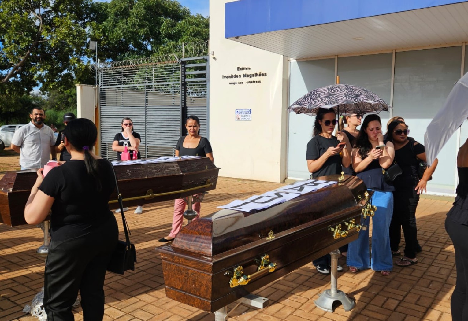 Servidores levam caixões para frente de UPA em protesto contra terceirização de setor em Palmas