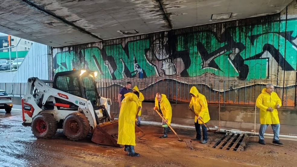 2 de 3
Fortes chuvas causam alagamento e quedas de árvores em Bauru (SP) — Foto: Prefeitura de Bauru