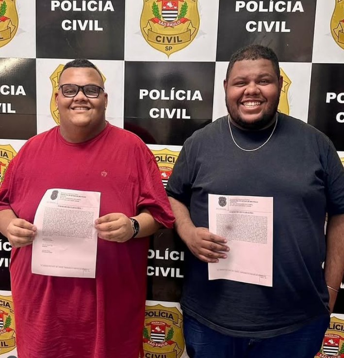Juiz cita liberdade de expressão, absolve humorista por fala de cunho racial e mantém denúncia contra irmão: 'Macaca preta'