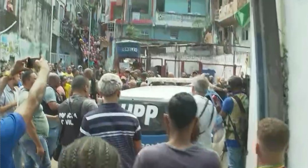 Polícia teve dificuldade para tirar suspeito de casa, porque moradores tentaram linchá-lo. — Foto: Reprodução/TV Bahia