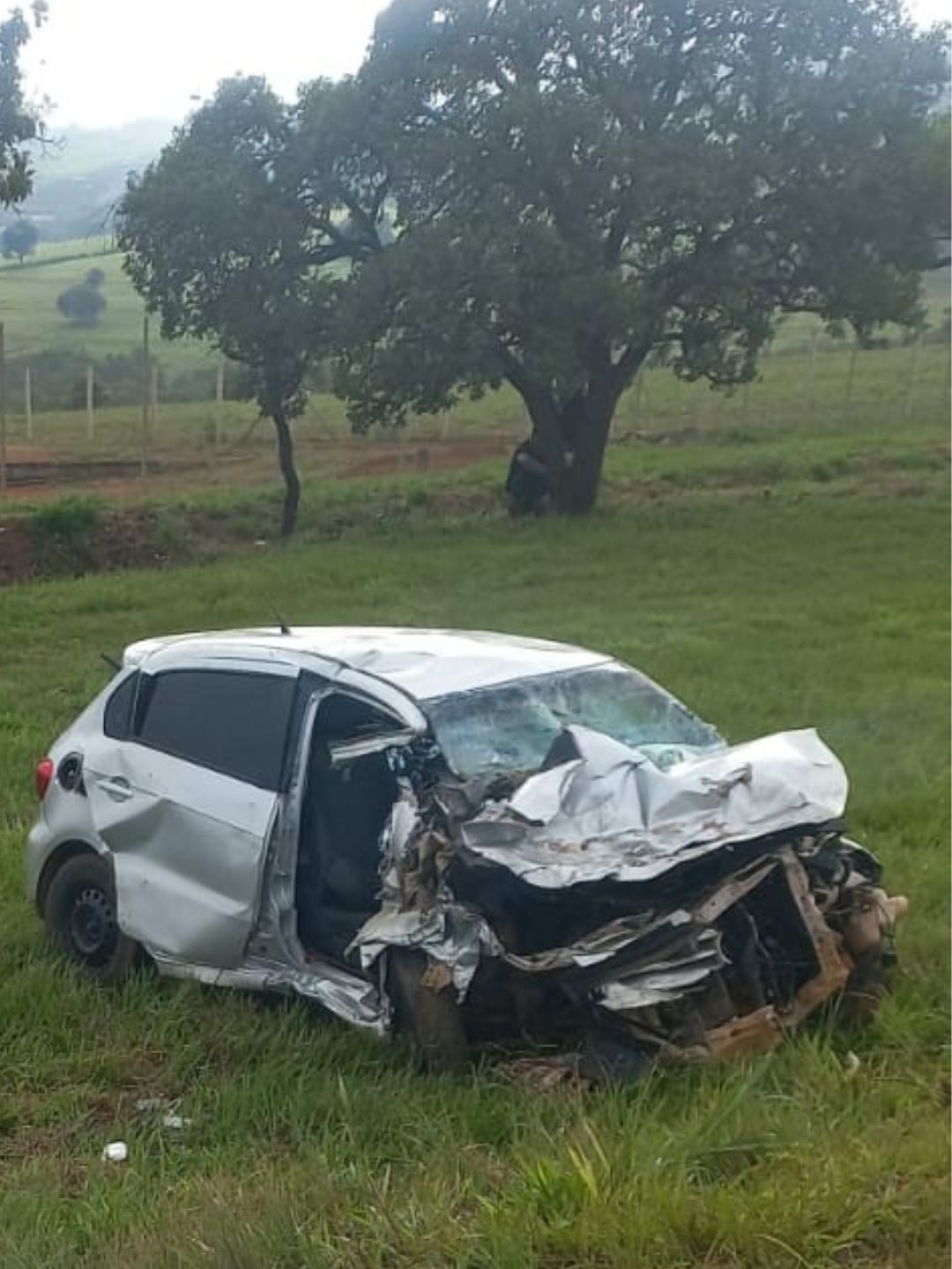 Motorista inabilitado de carro causa batida com van na BR-354 e 3 pessoas morrem em MG
