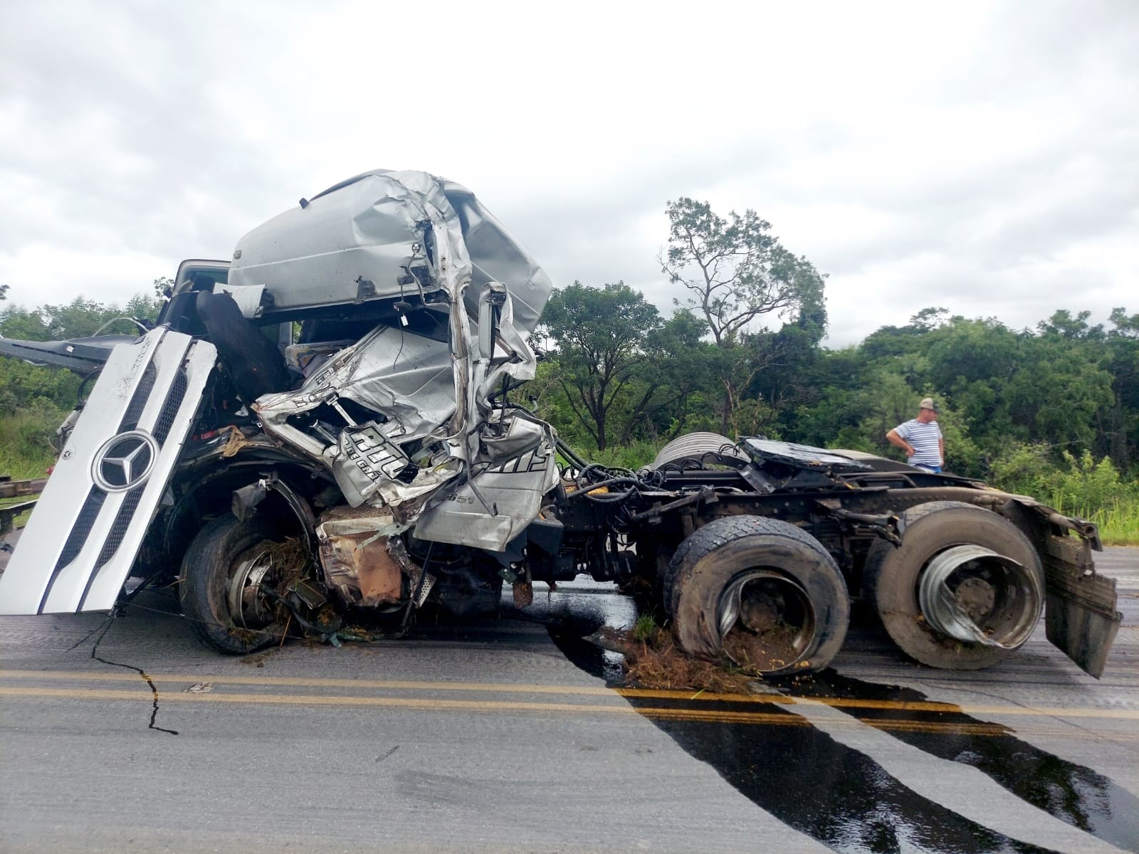 Motorista de carreta morre após colidir com outra que aquaplanou na BR-354, em Formiga