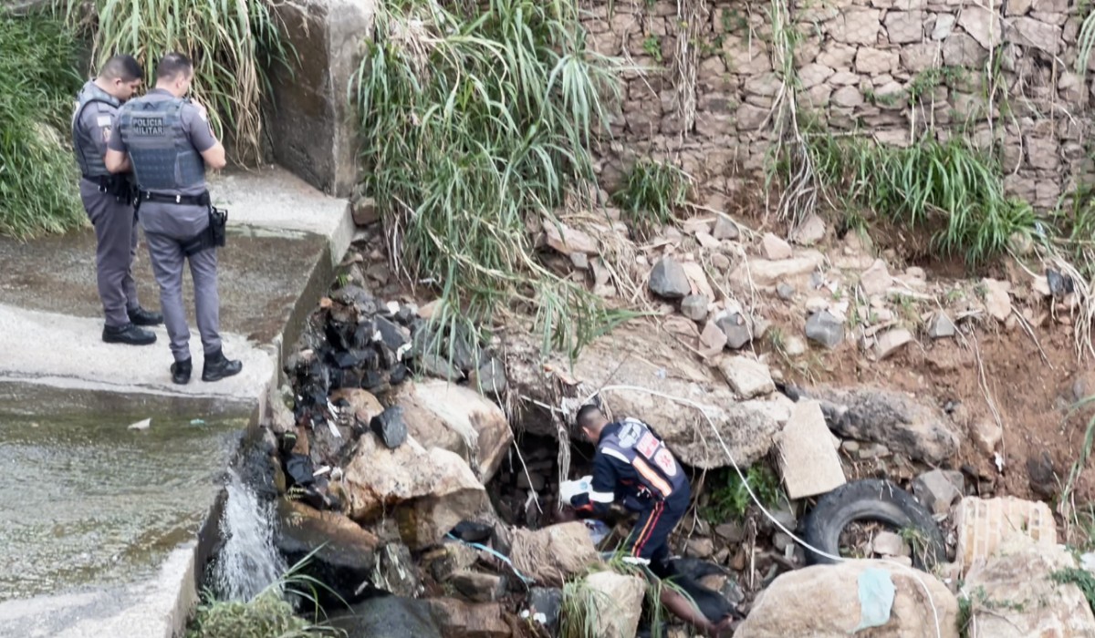 VÍDEO: dupla é lançada em córrego após avançar cruzamento e bater moto em mureta, em Campinas