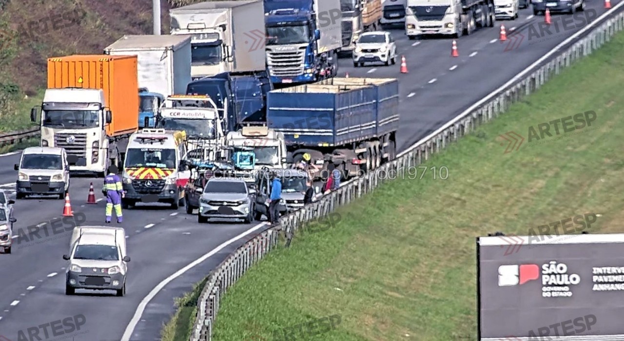Engavetamento entre três carros e carreta causa interdição em rodovia de Jundiaí
