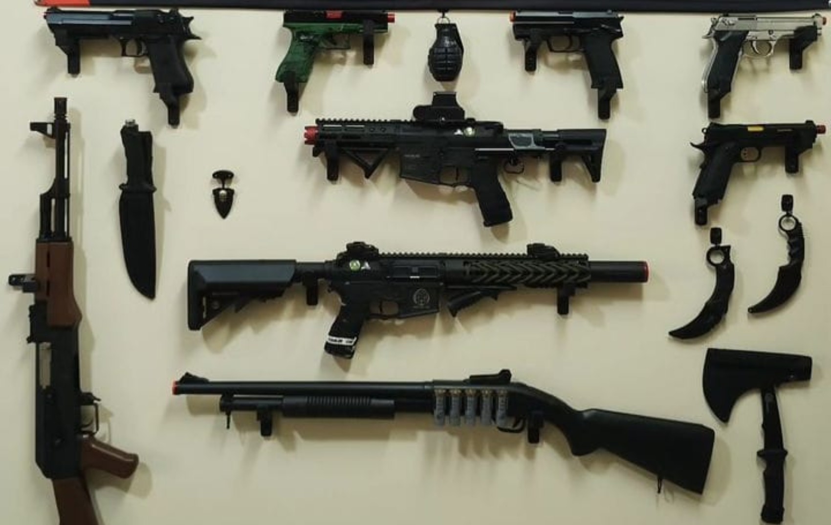 Ladrões invadem casa e furtam coleção de armas de airsoft em Franca, SP; VÍDEO