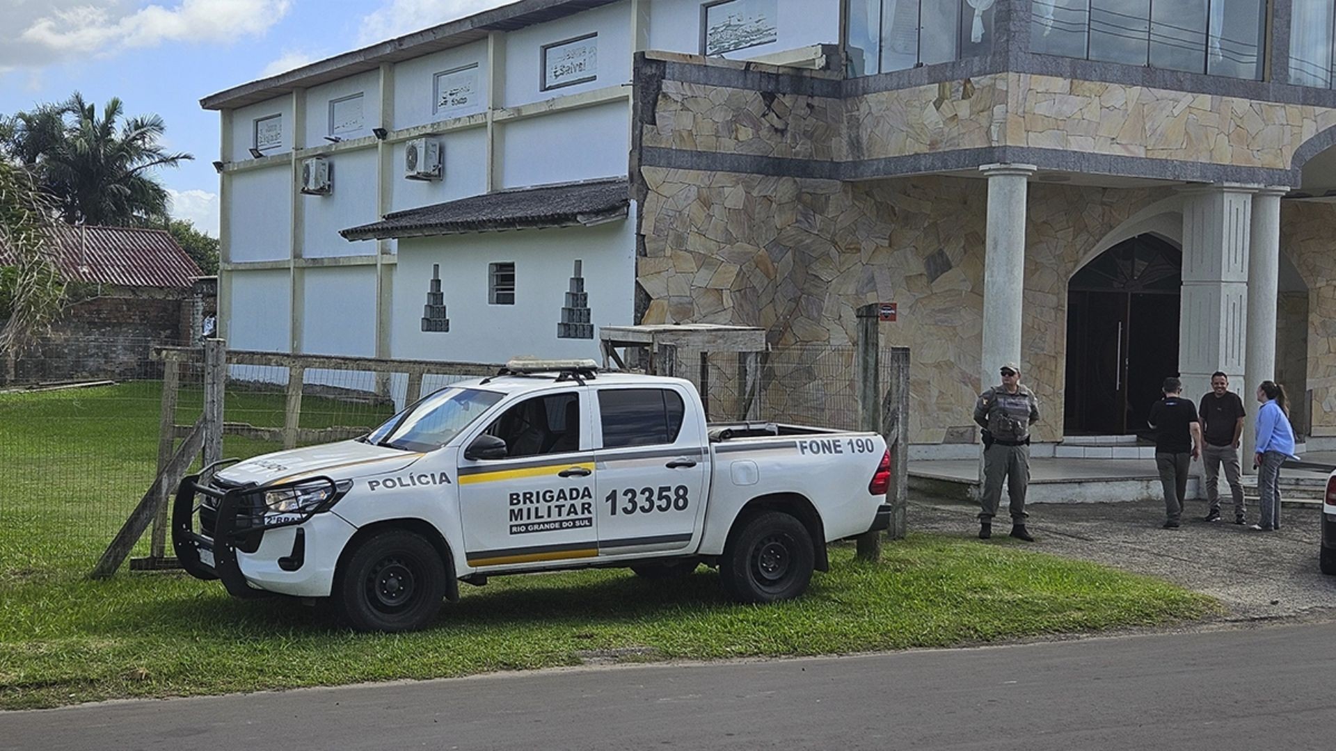 Homem morre ao tentar invadir igreja evangélica e ficar preso em janela no RS