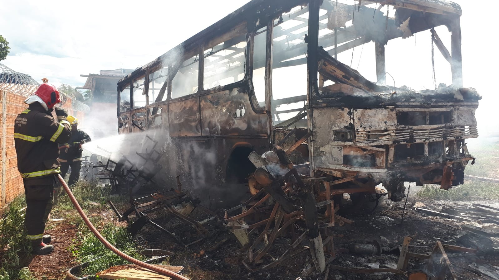 Bituca de cigarro pode ter causado incêndio que destruiu ônibus em Bocaiuva