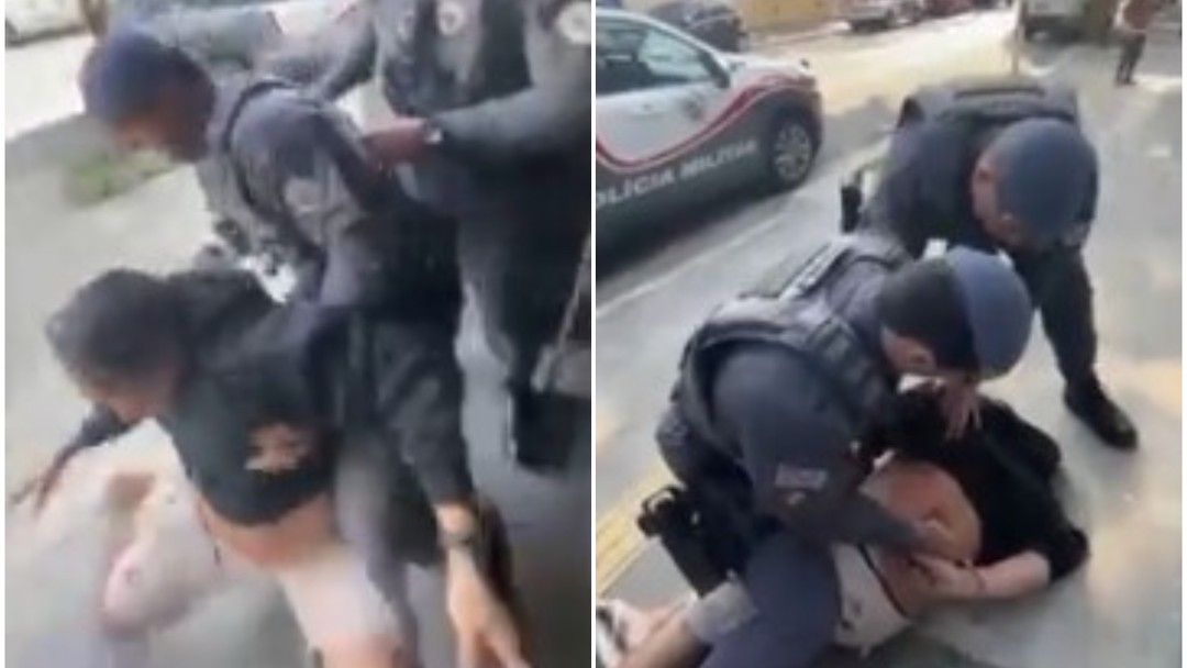 Casal em frente a uma casa com viatura da polícia na frente