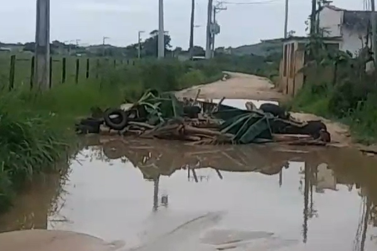 Moradores bloqueiam estrada em protesto por buracos em São Pedro da Aldeia