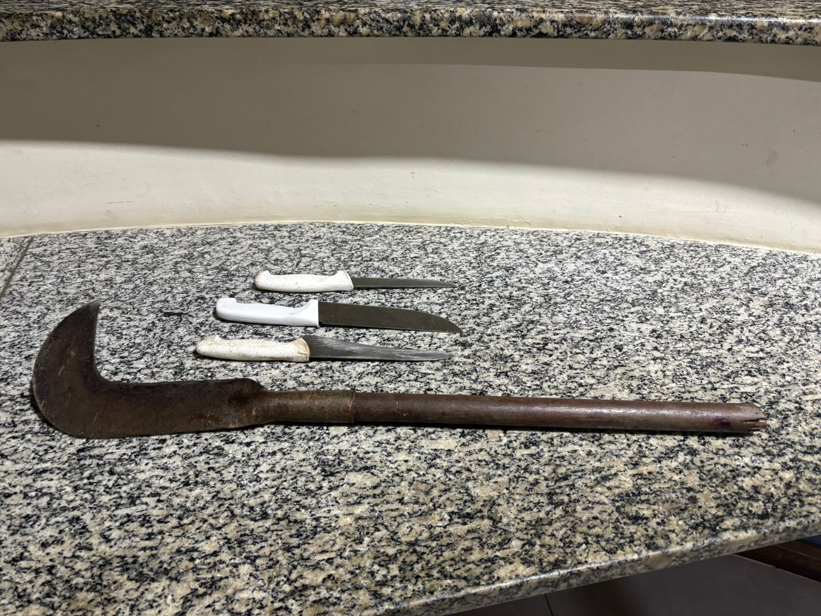 Homem é preso por agredir o próprio pai e a companheira com golpes de foice e faca, em Piraí 