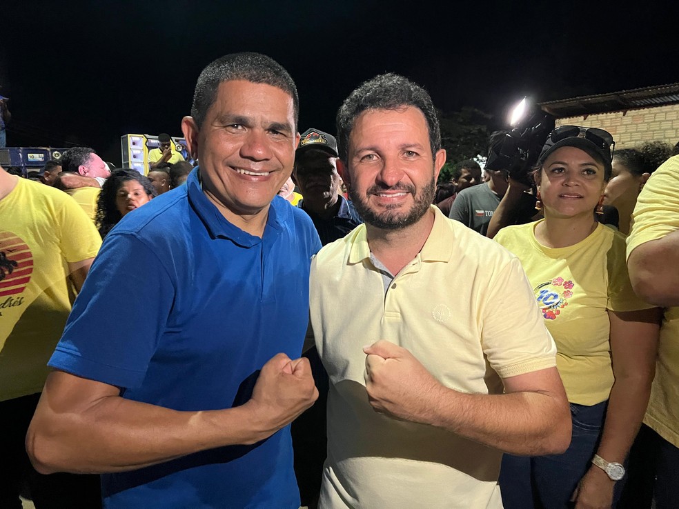 Prefeito eleito (de camisa amarela) Wagner Nunes e o vice dele, Irm&atilde;o Max, ap&oacute;s a elei&ccedil;&atilde;o suplementar em Alto Alegre &mdash; Foto: Ca&iacute;que Rodrigues/g1 RR