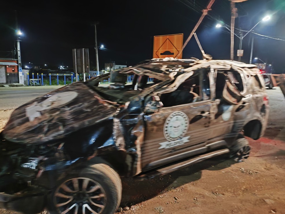 Viatura ficou destruída durante a perseguição  — Foto: 14° BPM