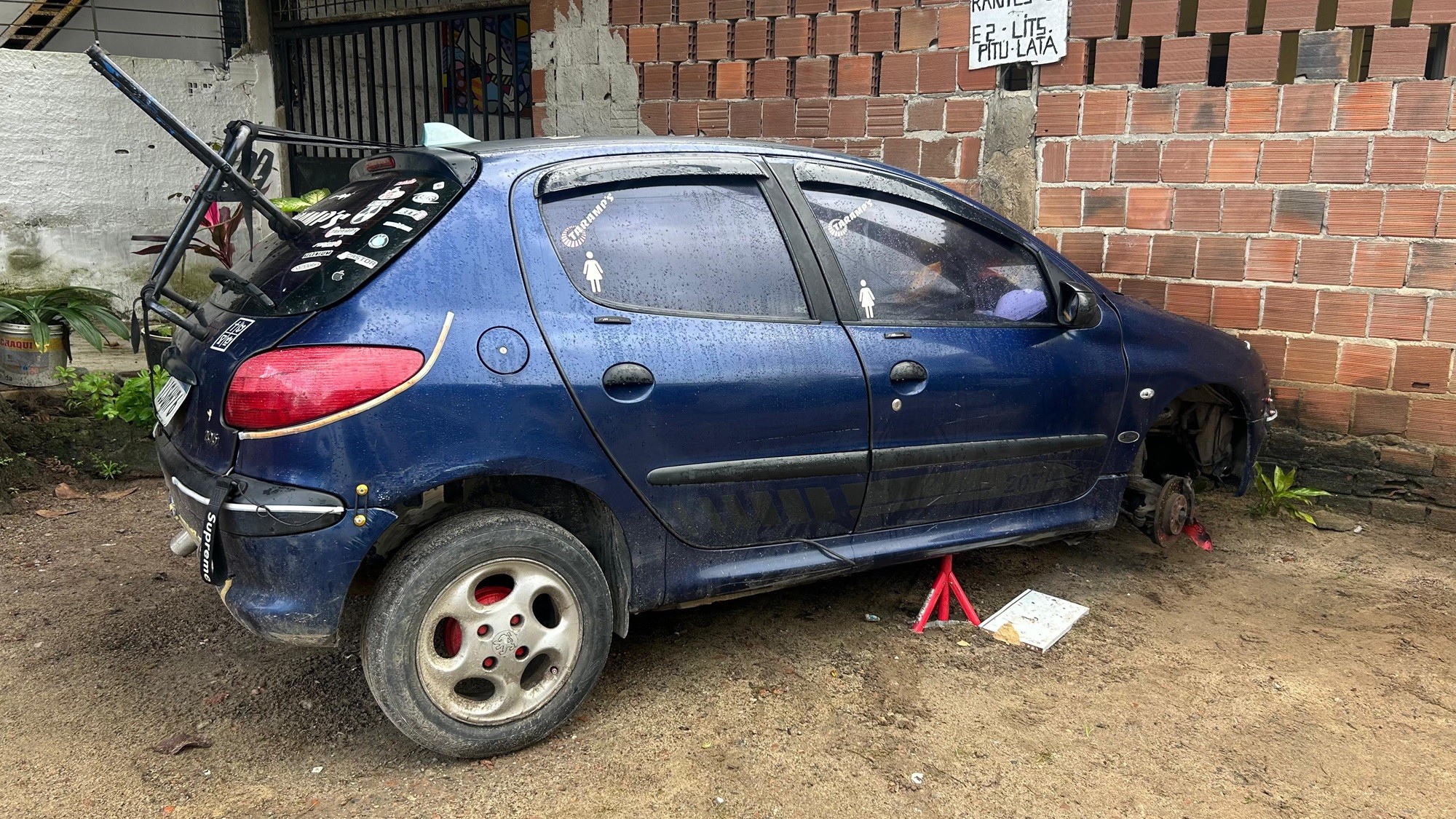 Serralheiro morre após carro cair por cima dele durante conserto, no Recife