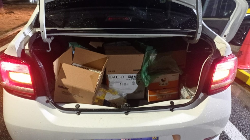 Material furtado em supermercado estava em carro que seguia para Fortaleza — Foto: PRF/Cedida