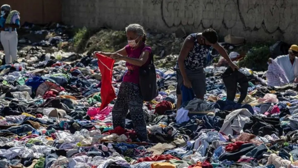 Roupas doadas estão se acumulando no campo de golfe de Caraballeda, para residentes que perderam tudo — Foto: EPA