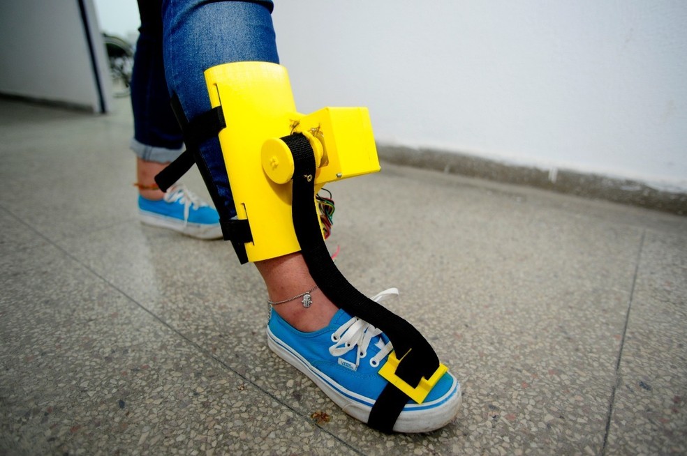 Dispositivo eletrônico construído por estudantes da Faetec que auxilia na síndrome do pé caído — Foto: Divulgação/Felipe Correa